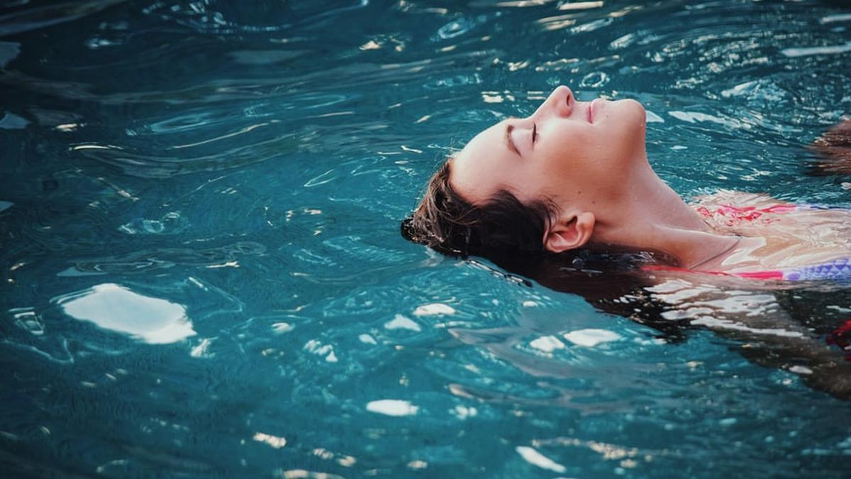 5 Arti Mimpi Berenang di Laut yang Memiliki Makna Kurang Baik