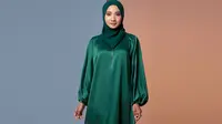 7 Gaun Pesta Panjang Berhijab dengan Kain Satin, Pilihan Stylish dan Nyaman Dipakai