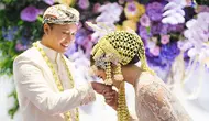 Rizky Fabian tampak tersenyum cerah melihat Mahalini mencium tangannya usai resmi menjadi suami istri. (Foto: Instagram/ axioo)
