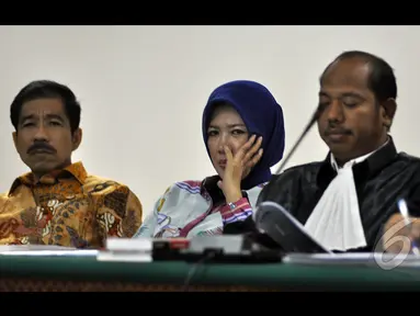 Romi Herton (kiri) dan Istri saat menjalani sidang lanjutan di Pengadilan Tipikor, Jakarta, Kamis (15/1/2015). (Liputan6.com/Miftahul Hayat)