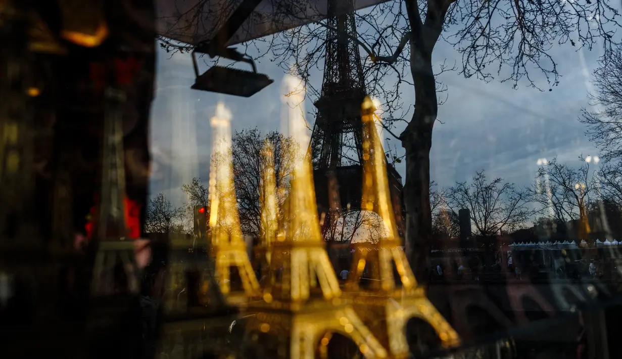 Sebagai salah satu situs yang paling banyak dikunjungi di dunia, Menara Eiffel biasanya buka 365 hari dalam setahun - meskipun terkadang mengalami pemogokan - dan diharapkan memainkan peran sentral dalam Olimpiade Paris 2024. (Dimitar DILKOFF / AFP)