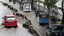 Sejumlah pengendara antre untuk melewati perempatan Green Garden, Kedoya, Jakarta, Jumat (3/1/2020). Hingga hari ke-3, banjir masih menggenangi sekitar kawasan perempatan Green Garden, Kedoya akibatnya pengendara harus lebih waspada menghindari mesin kemasukan air. (Liputan6.com/Helmi Fithriansyah)