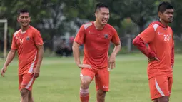 Para pemain Persija Jakarta tampak rileks saat latihan jelang laga TSC 2016 melawan Persela Lamongan di Lapangan Villa 2000, Tanggerang Selatan, Banten, Selasa (13/9/2016). (Bola.com/Vitalis Yogi Trisna) 