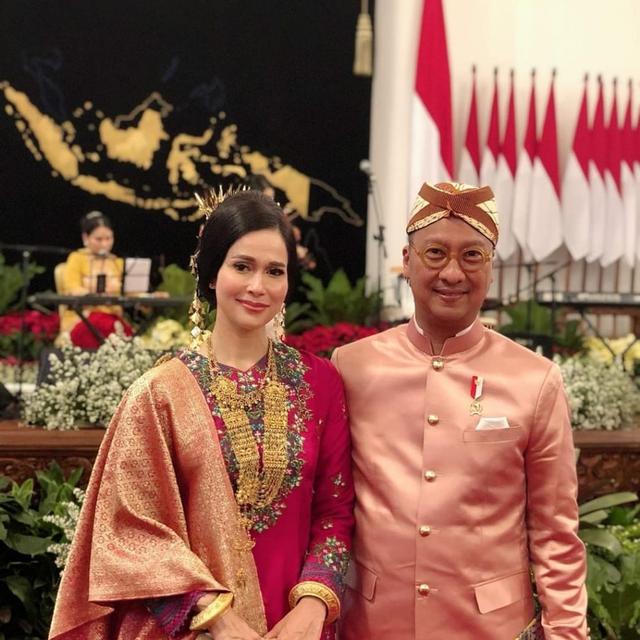 Anggun Dan Berwibawa Istri Menteri Sosial Loemongga Haoemasan Dalam Balutan Baju Kurung Karya Desainer Indonesia Fashion Fimela Com