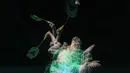 Foto multiple exposure Jonatan Christie dari tim Blitzers saat mengembalikan kok ke arah Kodai Naraoka dari tim Rockets dalam laga Badminton XL 2025 di Istora Senayan, Jakarta, Jumat (03/10/2025). (Bola.com/Bagaskara Lazuardi)