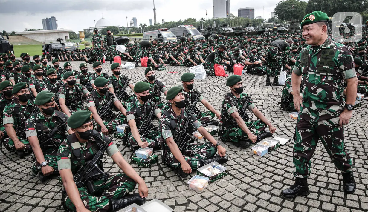 Kepala Staf Angkatan Darat (KSAD) Jenderal Dudung Abdurachman (kanan) meninjau pasukan usai memimpin Apel Gelar Pasukan Jajaran TNI AD di Lapangan Monas, Jakarta, Selasa (25/1/2022). Pasukan TNI AD dan Alutsista dipamerkan saat mengikuti gelar apel pasukan. (Liputan6.com/Faizal Fanani)