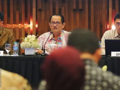 Ki-ka: Direktur Utama Susanto Hartono, Komisaris Utama Raden Soeyono dan Komisaris Alvin W. Sariaatmadja saat Rapat Umum Pemegang Saham Tahunan (RUPST) 2016 PT Surya Citra Media Tbk di SCTV Tower, Jakarta, Rabu (18/5). (Liputan6.com/Angga Yuniar)