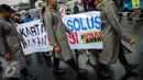Petugas Kepolisian ikut mengawal demo tolak Ahok di Jakarta, Rabu (21/9). Dalam aksinya mereka melakukan longmarch dari Raden Saleh menuju KPUD Jakarta. (Liputan6.com/Faizal Fanani)