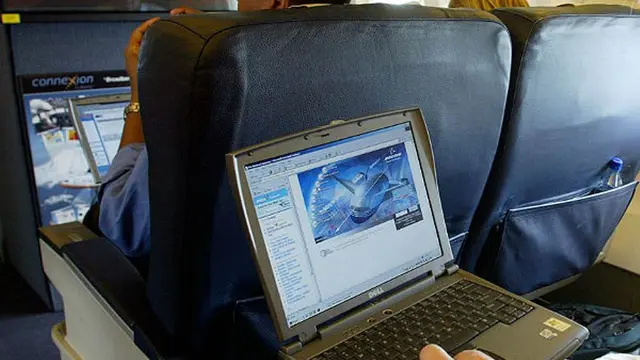 Ilustrasi larangan laptop pada penerbangan AS. (AP)