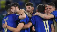 Para pemain Italia merayakan gol ke gawang Swiss yang dicetak gelandang Manuel Locatelli (kedua dari kiri) dalam laga Grup A Euro 2020 di Olimpico Stadium, Roma, Kamis (17/6/2021) dini hari WIB. (Foto: AFP/Pool/Ettore Ferrari)