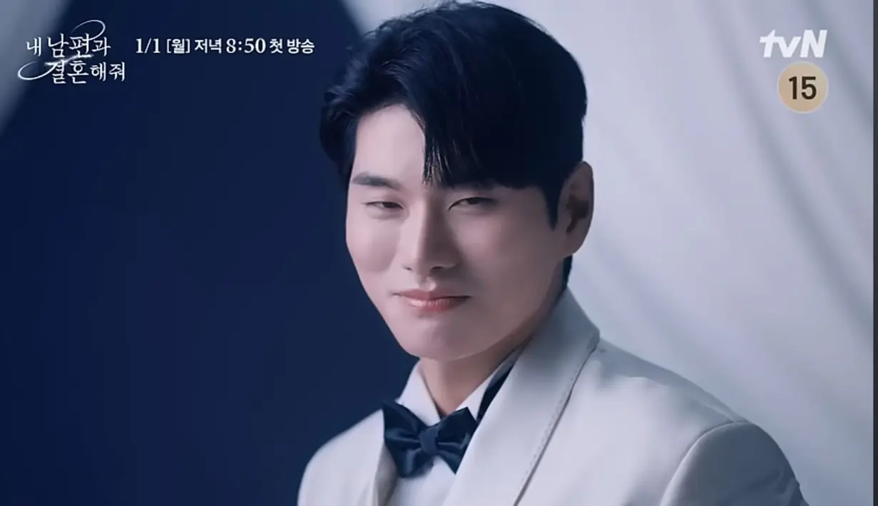 Di ujung lorong, sudah ada Park Min Hwan yang menunggunya. Ekspresi Kang Ji Won pun seketika berubah. Sebab, ada Jung Soo Min di sana. (Foto: YouTube/ tvN drama)