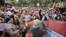 Pegawai honorer DKI Jakarta menggelar demo di Balai Kota, Jakarta, Rabu (26/9). Massa tergabung dalam Forum Honorer Kategori 2 Indonesia (FHK2I). (Liputan6.com/Faizal Fanani)