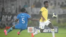 Penyerang Brasil bernomor punggung 7, Vinicius Junior (kanan), dan bek India bernomor punggung 5, Bijoy Varghese (kiri), berebut bola dalam pertandingan persahabatan internasional antara India dan Brasil di Stadion Salt Lake, Kolkata, pada 3 Oktober 2026. (Dibyangshu SARKAR/AFP)