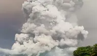 Letusan gunung berapi Gunung Ruang terlihat dari pulau tetangga Tagulandang dan abunya dilaporkan sampai ke Malaysia. (AFP)