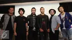 Personel band Nidji berpose seusai peluncuran album "Breakthru" versi piringan hitam (vinyl) di kawasan Kemang, Jakarta, Senin (28/11). (Liputan6.com/Herman Zakharia)