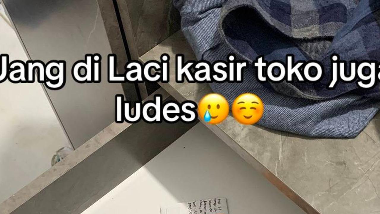 Ia juga memperlihatkan tempat penyimpanan uang di laci meja. Ternyata laci tersebut sudah kosong akibat dibawa maling.<br>