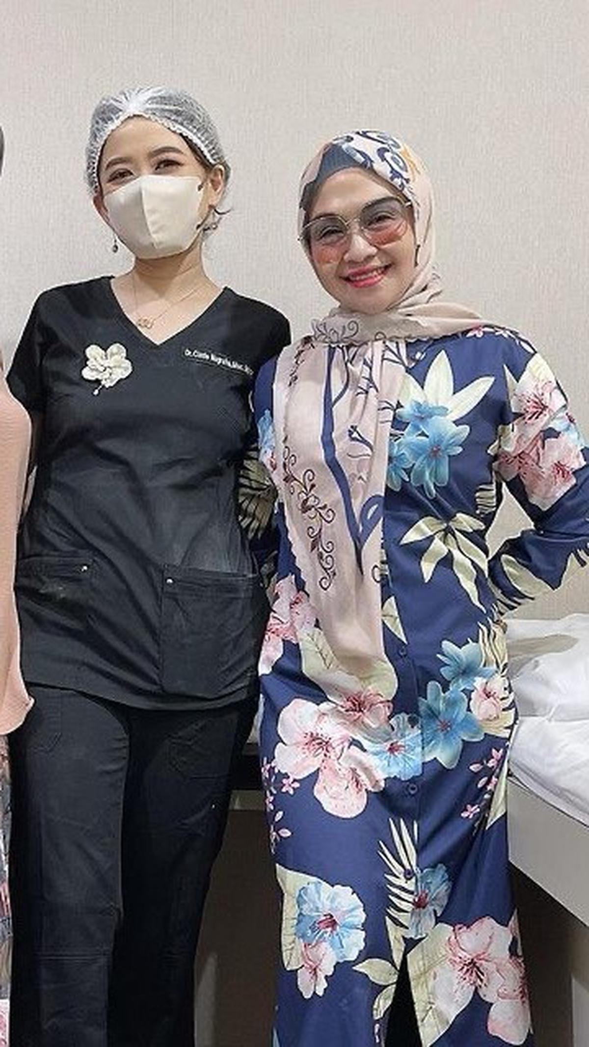 Potongan busana motif bertemu motif rupanya juga tak terlalu buruk sebagai pilihan jika bisa mencari keserasiannya. Seperti yang dilakukan Lulu, ia menggabungkan baju biru dengan jilbab krem bercorak biru.