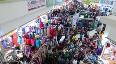 Sejumlah calon pembeli memadati pusat perbelanjaan Tanah Abang, Jakarta, Sabtu (25/6). Jelang lebaran banyak masyarakat yang sudah berburu kebutuhan pakaian baru. (Liputan6.com/Angga Yuniar)