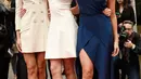 Miss Golden Globes 2017, Sistine, Scarlet dan Sophia Stallone berpose di karpet merah jelang penanugerahan Golden Globe Awards ke-74 di Beverly Hilton, Beverly Hills, (4/1). (Chris Pizzello/Invision/AP)