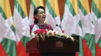 Pemimpin de facto Myanmar Aung San Suu Kyi pada Selasa 19 September 2017 mengakhiri masa diamnya dan bicara ke publik mengenai krisis yang terjadi di Rakhine  (AP Photo/Aung Shine Oo)