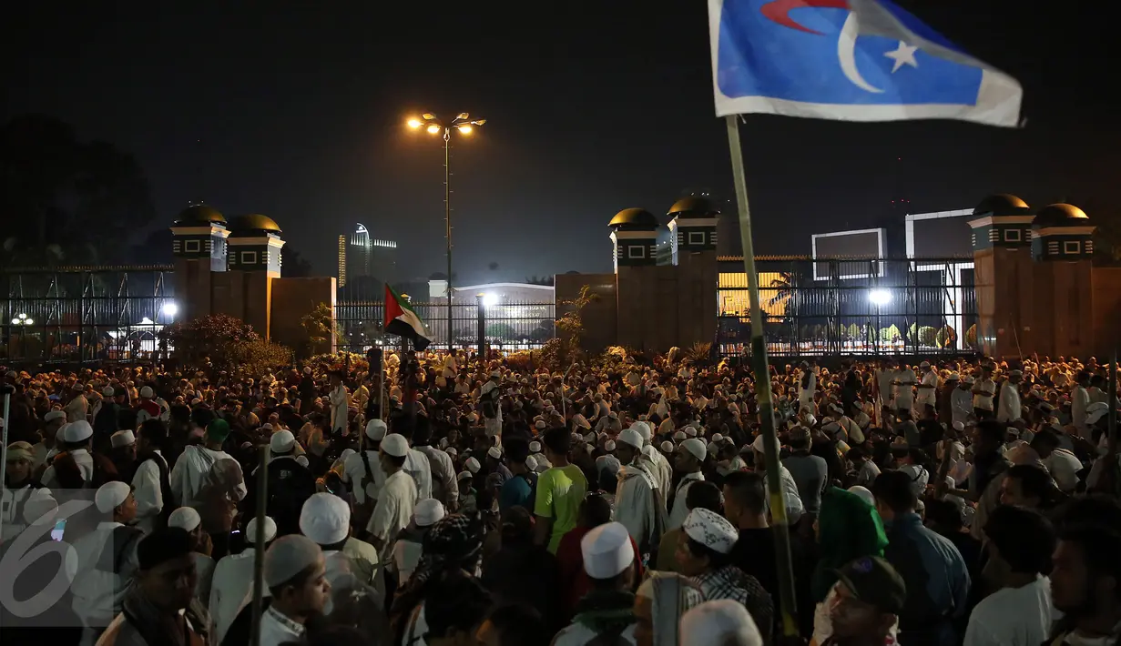 Massa peserta demo 4 November memenuhi Jalan Gatot Subroto, Jakarta, atau tepat di depan Gedung MPR/DPR RI, Jumat (4/11). Mereka terpaksa menginap di jalan depan Gedung DPR lantaran tak diizinkan masuk ke dalam komplek parlemen (Liputan6.com/Johan Tallo)