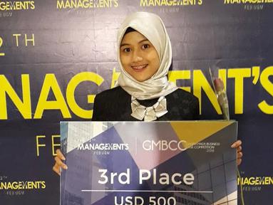 Dulu pakai behel atau kawat gigi untuk memperbaiki posisi gigi, kini Erina Gudono mempunyai senyuman manis yang memikat hati. Lulusan sarjana Manajemen Universitas Gadjah Mada ini bikin salut dengan sederet pencapaiannya saat remaja dulu. Diketahui calon menantu Presiden Jokowi dan Ibu Iriana ini pernah bekerja di beberapa perusahaan bergengsi di Indonesia. (Liputan6.com/IG/@erinagudono)