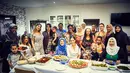 Meghan Markle foto bersama para anggota Hubb Community Kitchen di Al Manaar Muslim Cultural Heritage Centre, London, Inggris (19/7). Istri Pangeran Harry ini rutin mengikuti kegiatan ini sejak Januari 2018. (Jenny Zarins/Kensington Palace via AP)