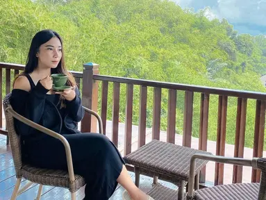 Nadya Shakira terlihat santai saat liburan meski hanya di kota terdekat. Momen santai sambil ngopi jadi andalan pemain sinetron Suami Pengganti itu. (Liputan6.com/IG/@nadyashakira_).