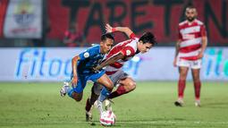 Gelandang Persib Bandung, Beckham Putra (kiri) berebut bola dengan bek Madura United, Jacob Mahler pada laga leg kedua final Championship Series BRI Liga 1 2023/2024 di Stadion Gelora Bangkalan, Madura, Jumat (31/5/2024). (Bola.com/Bagaskara Lazuardi)