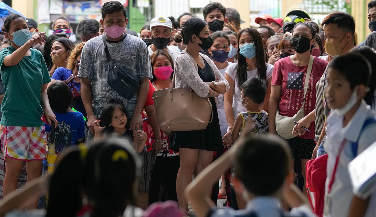 Wali murid menunggu siswa di sekolah umum di Kota Quezon, Filipina pada Rabu (2/11/2022). Jutaan siswa kembali ke sekolah umum di seluruh Filipina saat pemerintah memberlakukan kembali pembelajaran di kelas secara tatap muka setelah lebih dari dua tahun lockdown akibat pandemi virus corona. (AP Photo/Aaron Favila)
