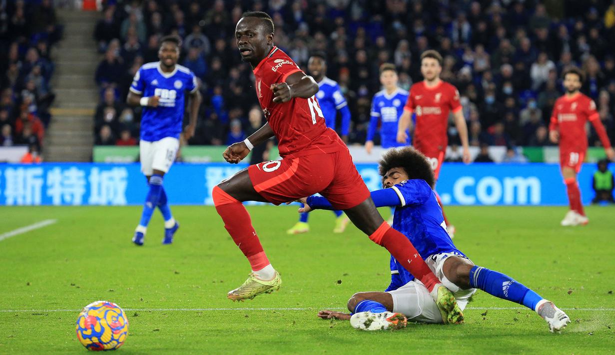 Final Carabao Cup akan menjadi final kedua bagi Sadio Mane pada musim ini. Pemenangan Piala Afrika 2021 itu, memiliki rekor luar biasa saat melawan Chelsea dengan mencetak delapan gol. Mane juga memiliki peranan yang sangat krusial dalam membangun penyerangan. (AFP/Lindsey Paraby)