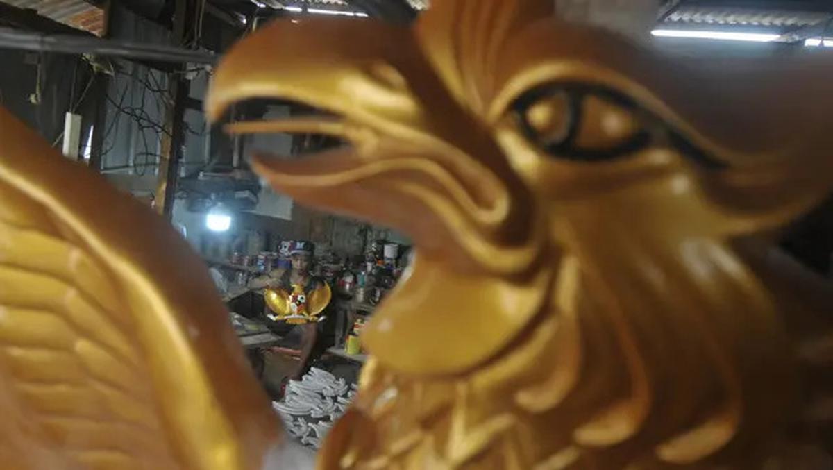 Pekerja menyelesaikan pembuatan kerajinan patung Garuda Pancasila di Garuda Fiber, kawasan Jakarta Timur, Rabu (7/8/2024). Jelang peringatan HUT ke-79 Kemerdekaan RI, pesanan kerajinan patung Garuda Pancasila mengalami peningkatan hingga dua kali lipat. 