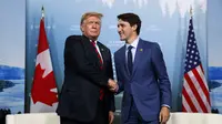 Presiden AS Donald Trump berjabat tangan dengan Perdana Menteri Kanada Justin Trudeau (AP/Evan Vucci)