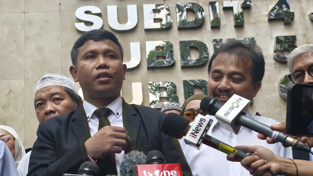 Pembela Ulama dan Aktivis (TPUA) mendatangi Polda Metro Jaya, Senin (21/7/2025). Kedatangannya itu untuk mendesak dilakukan gelar perkara khusus kasus tudingan ijazah palsu Presiden ke-7 RI Joko Widodo (Jokowi). (Merdeka.com/Nur Habibie)