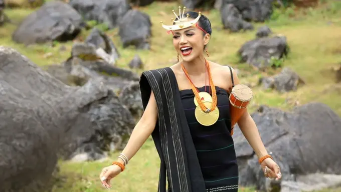 Anggun di Usia 51 Tahun, Kris Dayanti Tampil Memikat dengan Tais Feto Khas Timor Leste