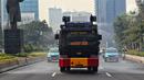 Suasana saat kendaraan water canon Brimob Polda Metro Jaya menyemprotkan air di Jalan Sudirman - Thamrin. (Liputan6.com/Angga Yuniar)
