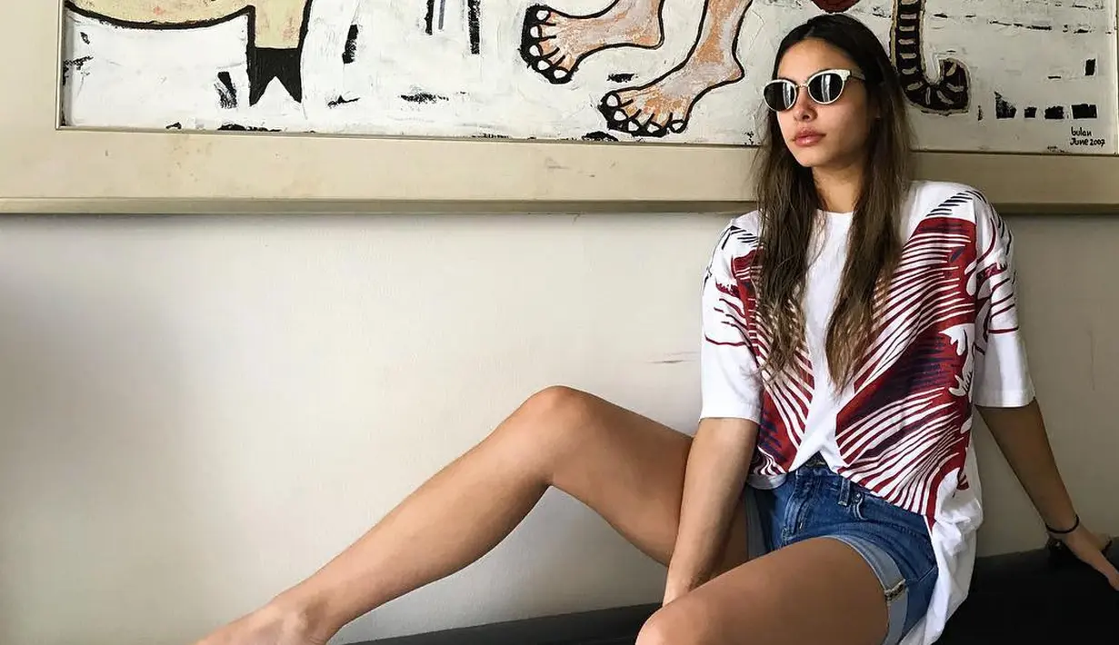 Selain sporty, Valerie juga tak pernah sungkan memamerkan kemolekan tubuhnya yang seksi dan berwarna sawo matang sehingga tampak selalu eksotis. Seprti kali ini, Vlerie memakai short pants yang dipadukan kaus putihnya. (Instagram/valerieethomas)