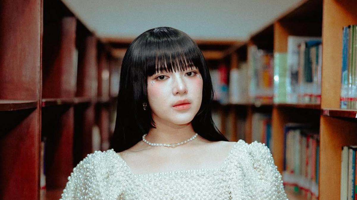 6 Potret Tiara Andini Tampil bak Boneka dengan Rambut Berponi