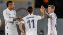 Para pemain Real Madrid merayakan gol yang dicetak oleh Marco Asensio ke gawang Sevilla pada laga Liga Spanyol di Stadion Alfredo di Stefano, Minggu (10/5/2021). Kedua tim bermain imbang 2-2. (AP/Manu Fernandez)