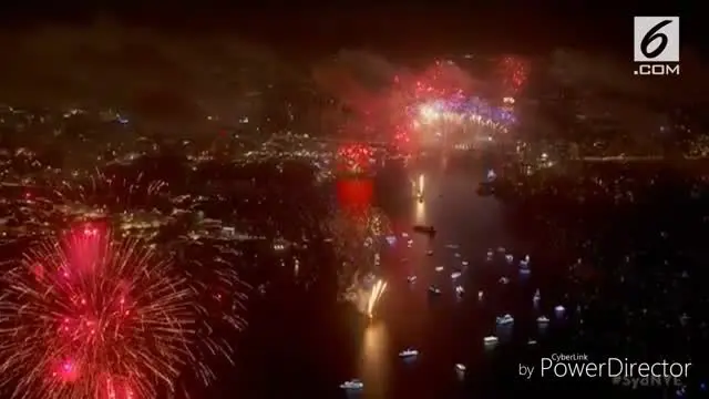 Warga Australia merayakan tahu baru dengan pesta kembang api di jembatan Sydney Harbour