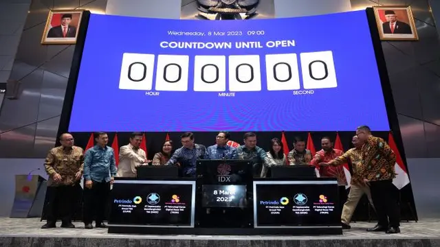 Pencatatan saham PT Saptausaha Gemilangindah Tbk (SAGE), PT Teknologi Karya Digital Nusa Tbk (TRON), dan PT Petrindo Jaya Kreasi Tbk (CUAN), Rabu (8/3/2023). (Foto: BEI)