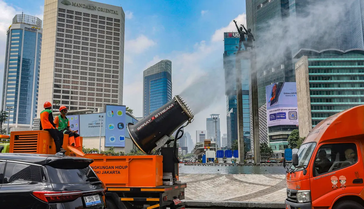 Sejumlah armada kendaraan tangki dikerahkan untuk menyemprotkan air ke udara menggunakan teknologi water mist. (merdeka.com/Arie Basuki)