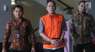 Tersangka kasus dugaan korupsi di PN Balikpapan tahun 2018, Kayat (tengah) meninggalkan gedung KPK usai diperiksa di Jakarta, Rabu (24/7/2019). Kayat diperiksa sebagai tersangka terkait menerima suap untuk membebaskan terdakwa kasus pemalsuan surat atas nama Sudarman. (merdeka.com/Dwi Narwoko)