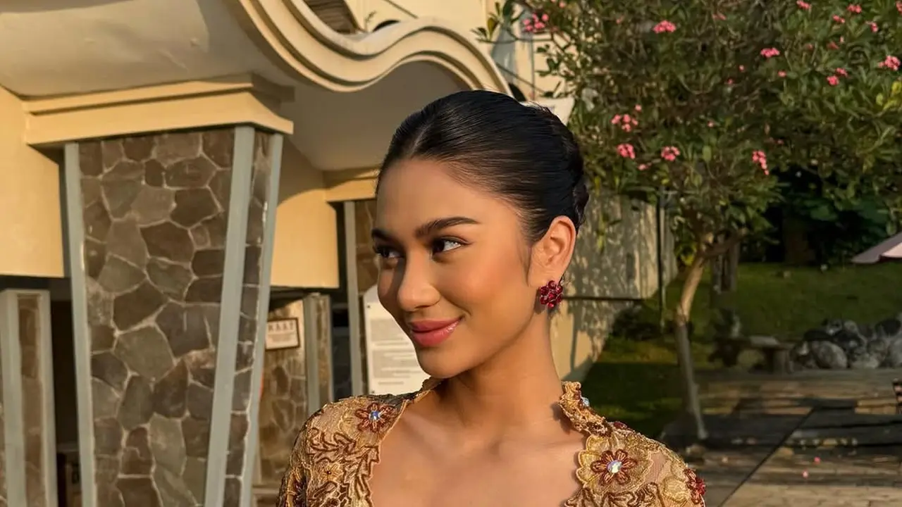 6 Momen Kebaya Azizah Salsha yang Memikat, Elegan dalam Balutan Kain Tradisi