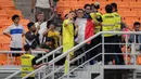 Kiper Timnas Prancis U-17, Paul Argney melakukan swafoto bersama para penonton setelah mengalahkan Timnas Amerika Serikat U-17 dengan skor 3-0 pada laga Grup E Piala Dunia U-17 2023 di Jakarta International Stadium, Jakarta, Sabtu (18/11/2023). (Bola.com/Bagaskara Lazuardi)