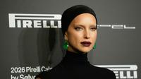 Irina Shayk di karpet merah Kalender Pirelli 2026. (dok. AP Photo/Petr David Josek)