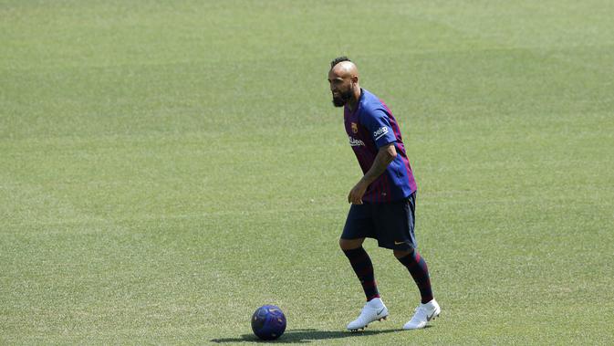 Gelandang Barcelona, Arturo Vidal, masih ingin memperjuangkan tempatnya di lini tengah. (AP/Manu Fernandez)