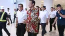 Menteri Hukum dan HAM, Yasonna H Laoly (kedua kiri) bersama Gubernur DIY, Sri Sultan Hamengku Buwono X usai meninjau kesiapan petugas imigrasi Bandara Internasional Yogyakarta, Kulon Progo, DI Yogyakarta, Rabu (24/4). (Liputan6.com/Helmi Fithriansyah)