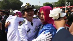 Perwira TNI-Polri menangis sambil memeluk orangtuanya usai dilantik Presiden Joko Widodo atau Jokowi di halaman Istana Merdeka, Jakarta Pusat, Selasa (16/7/2019). Jokowi melantik 259 perwira Akademi Militer, 117 Angkatan Laut, 99 Angkatan Udara, dan 306 Polri. (Liputan6.com/Angga Yuniar)