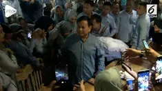 Prabowo Subianto merayakan hari ulang tahunnya ke-67 dengan menyapa kalangan emak-emak dan meminta dukungan di Foodcourt Pasaraya, Blok M, Jakarta Selatan.